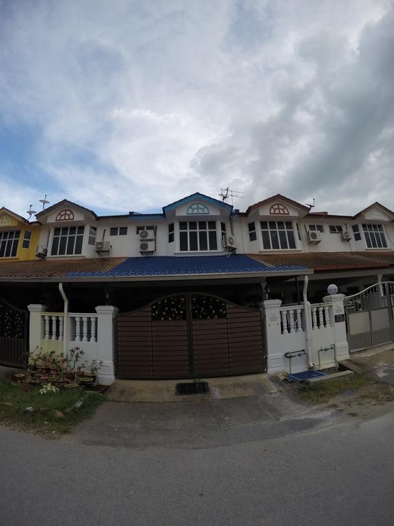 Little Blue House Kemaman Guesthouse Chukai المظهر الخارجي الصورة